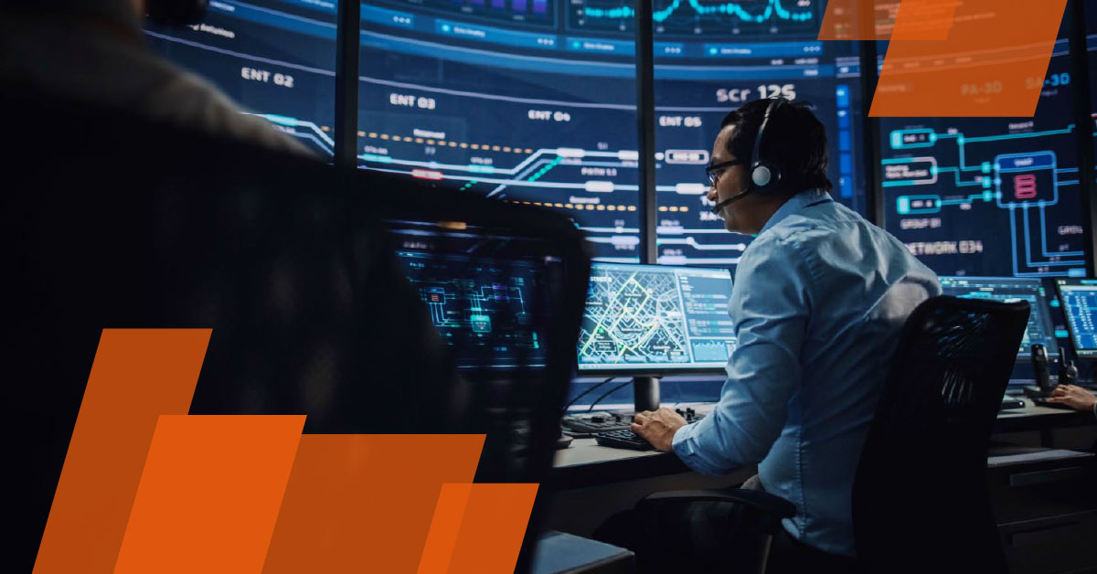 Työntekijä työskentelee valvomossa, jossa työergonomia on huomioitu