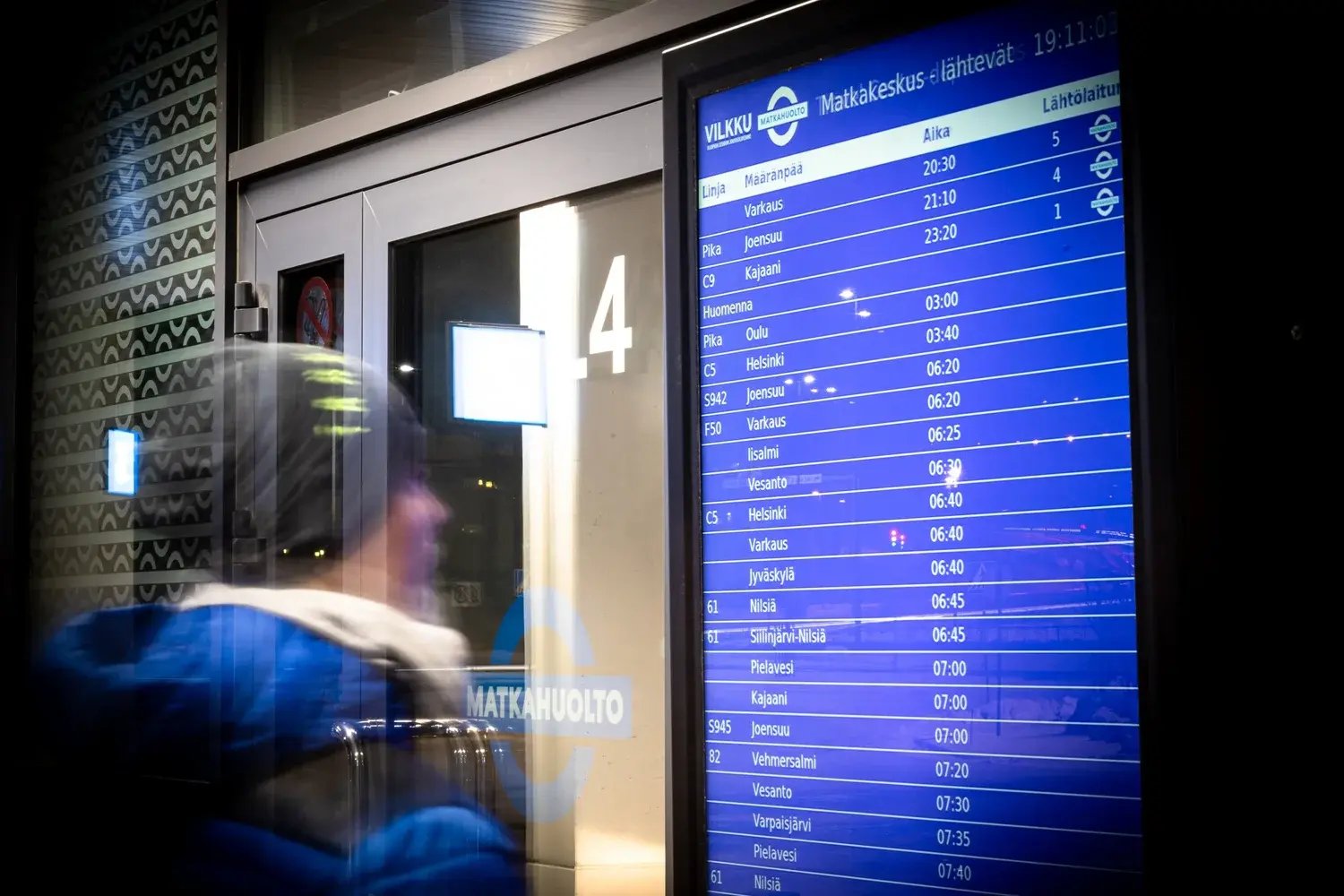 Matkakeskus-digitaaliset-infonäytöt