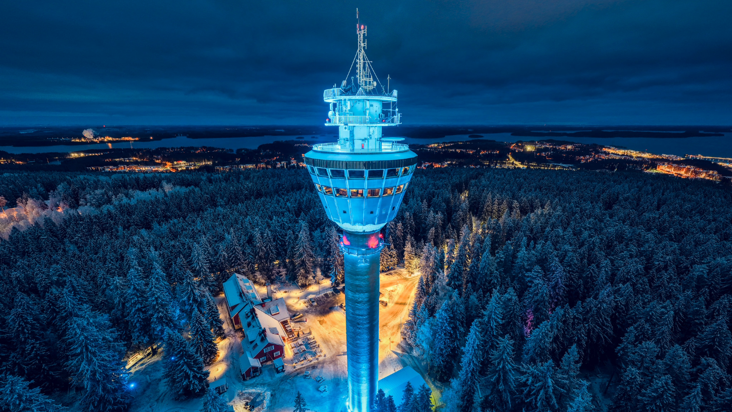 Ilta on Puijon vilkkainta aikaa pimeällä ajanjaksolla eritoten upeasti valaistujen elämyspolkujen aikana. Vastaavasti kesällä ja lomakausilla päivä on vilkkainta aikaa.