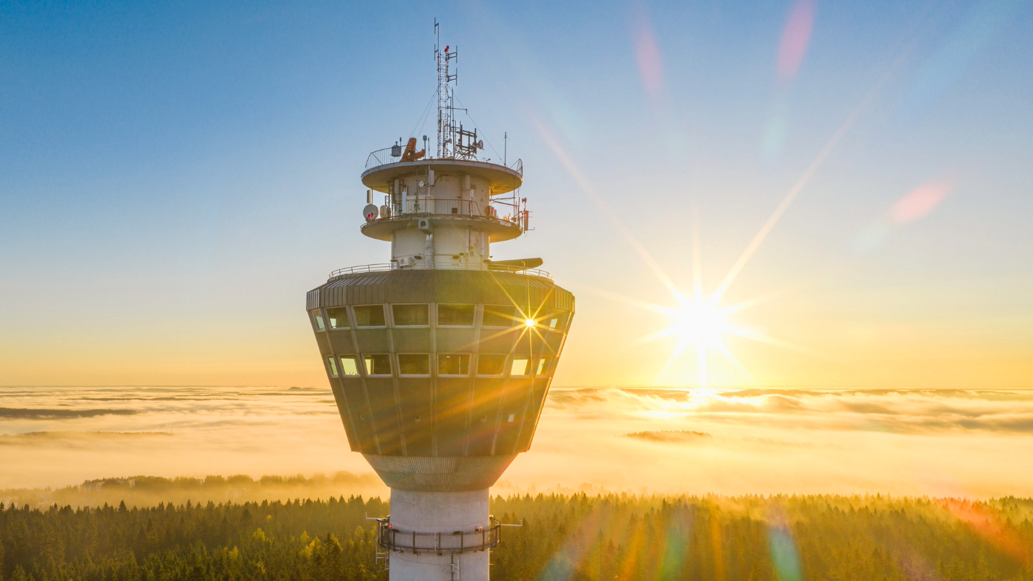 Puijon torni nousee sumun yläpuolelle Kuopiossa – kävijälaskennan avulla alueen kasvavaa kävijämäärää voidaan mitata ja kehittää datan pohjalta.