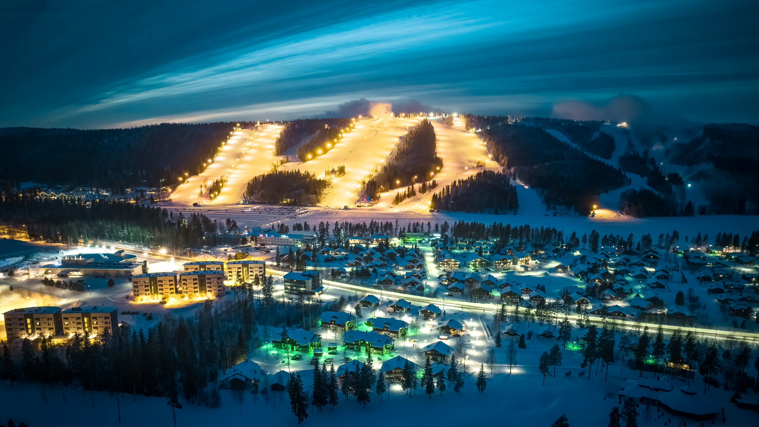 Tahko matkailualue talvella iltavalaistuksessa