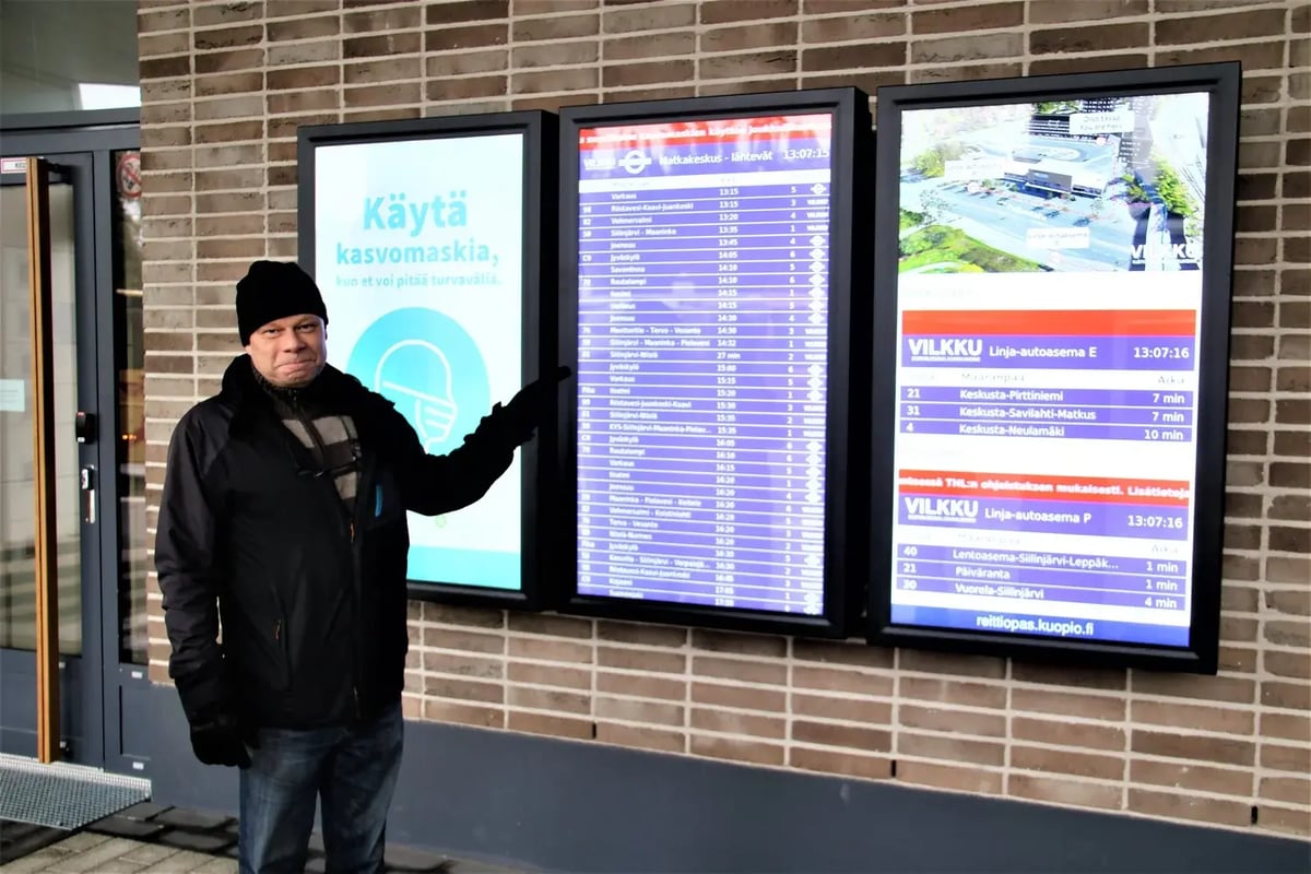 Matkakeskus-digitaaliset-infonäytöt